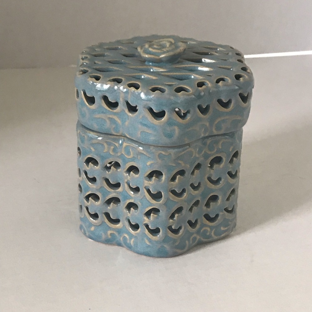 Lattice Work Glass Container With Lid